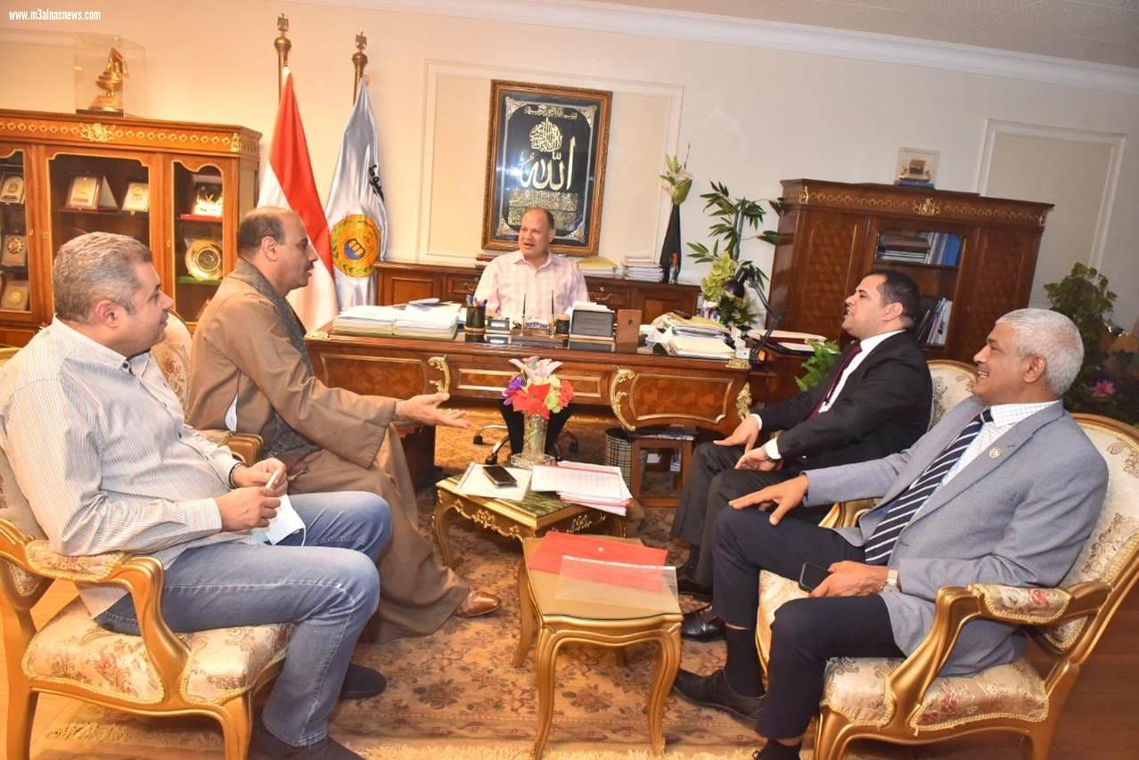 محافظ أسيوط يواصل لقاءاته الدورية بأعضاء النواب والشيوخ لمناقشة بعض القضايا الخدمية والاحتياجات الجماهيرية
