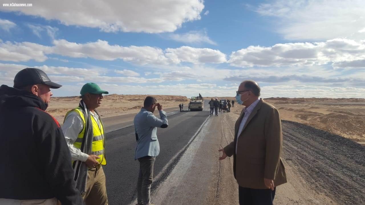 ضمن خطة المحافظة لتطوير ورصف الطرق محافظ أسيوط يواصل جولاته الميدانية بتفقد أعمال تطوير وإعادة رصف الطريق الصحراوى الغربي وطريق المطار