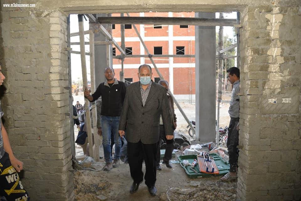 محافظ أسيوط يتفقد أعمال إنشاء مجمع الخدمات الحكومية والمجمع الزراعي بقرية الزرابي بأبوتيج ضمن المشروع القومي لتطوير الريف المصري والمبادرة الرئاسية 