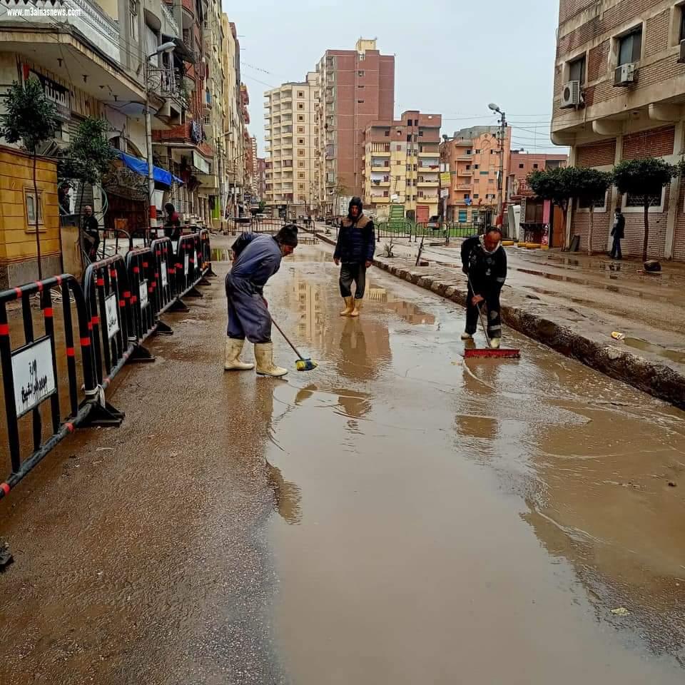 استمرار رفع مياه الأمطار بشوارع مدن وقرى كفر الشيخ