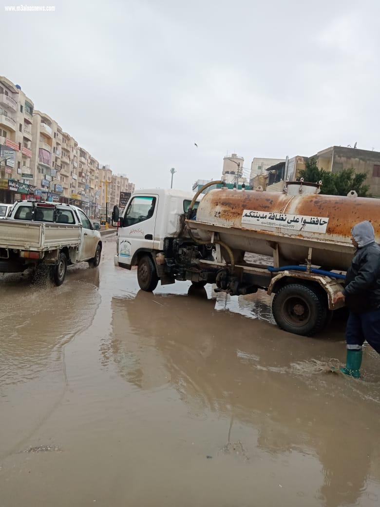 استمرار رفع مياه الأمطار بشوارع مدن وقرى كفر الشيخ