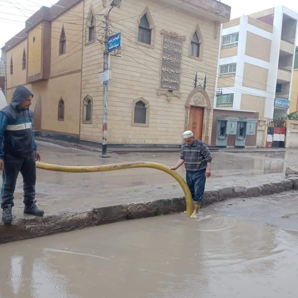 استمرار رفع مياه الأمطار بشوارع مدن وقرى كفر الشيخ