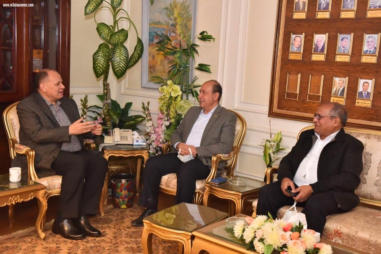محافظ أسيوط يلتقى رئيس الجهاز المركزي للتعمير لمناقشة الموقف التنفيذي لمشروعات المبادرة الرئاسية حياة كريمة ومرحلتها الجديدة المشروع القومي لتطوير الريف المصري