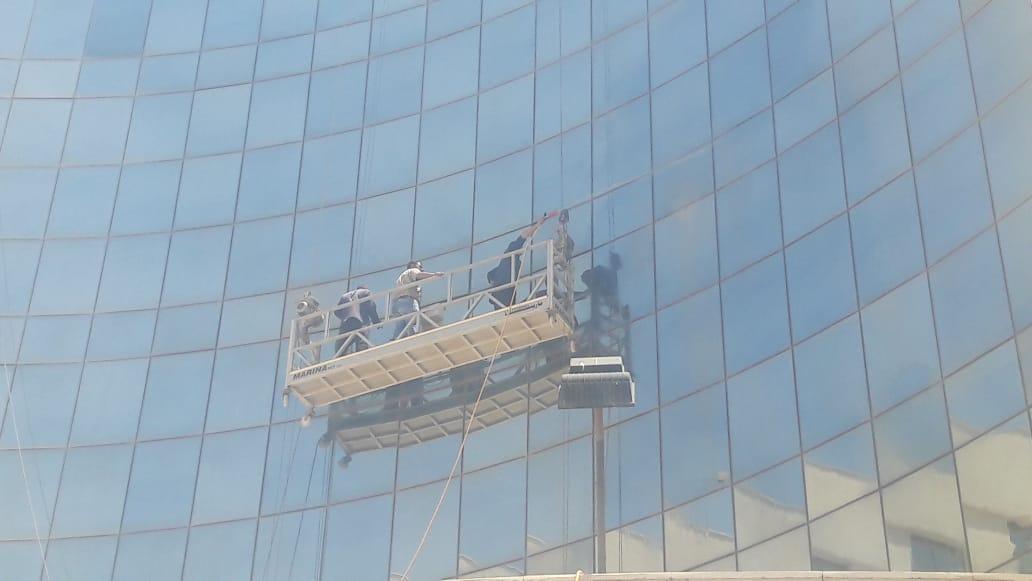 شركة النور 2 للنظافة تواصل أعمال تنظيف وتعقيم جامعة كفرالشيخ باستخدام الرافعات والأوناش العملاقة