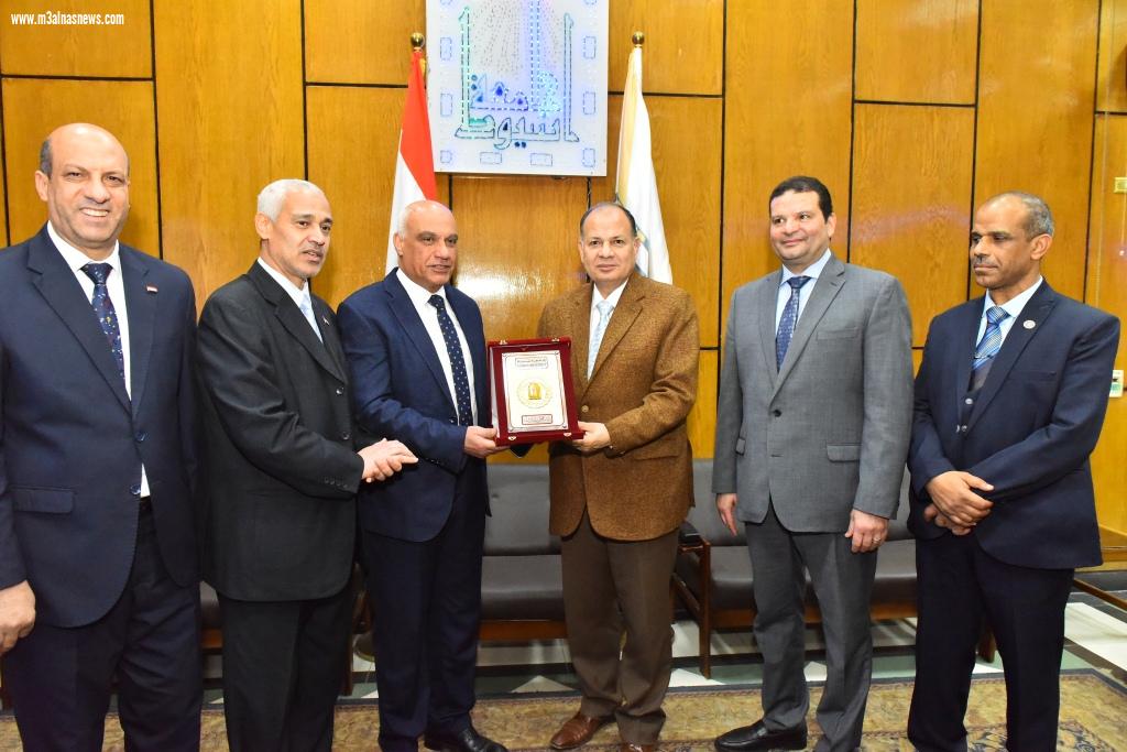 نائب وزير المالية ومحافظ أسيوط يفتتحان أعمال تطوير ورفع كفاءة مبنى المديرية المالية