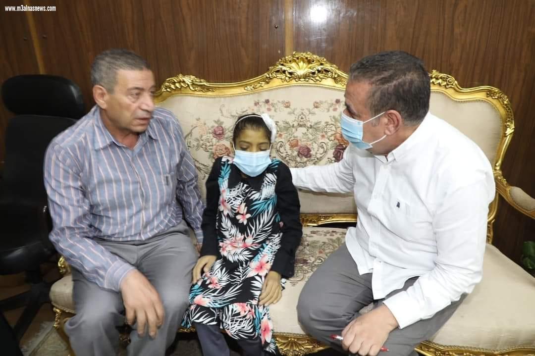 محافظ المنوفية يلتقى إحدى الحالات الإنسانية وصرف مساعدة مالية وتوفير الرعاية الطبية لها