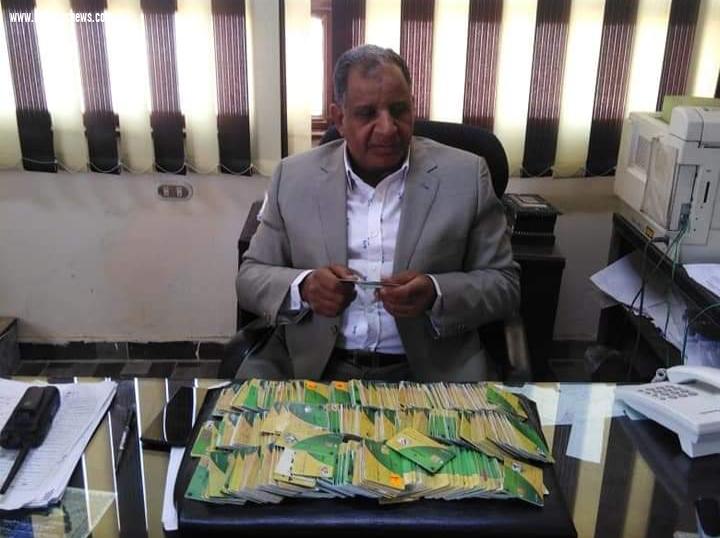 محافظ أسيوط يشدد على حظر تجميع البطاقات التموينية لدى البقالين والمخابز