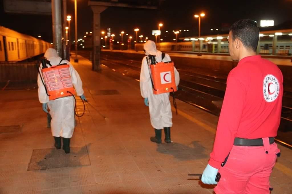 الهلال الاحمر يعقم محطة مصر بالتعاون مع مؤسسة ساويرس للتنمية 