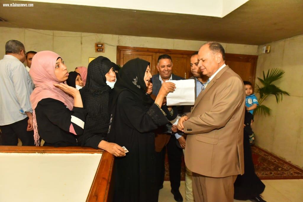 مقدمة من البنك الزراعي المصري محافظ أسيوط يسلم كوبونات المساعدات المالية للسيدات الريفيات من الأسر الأكثر احتياجاً في إطار مبادرة