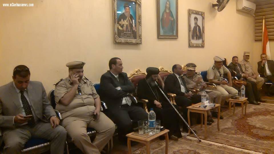 بالصور| مدير أمن الغربية ورئيس مدينة المحلة يقدمان واجب العزاء بكنيسة العذراء