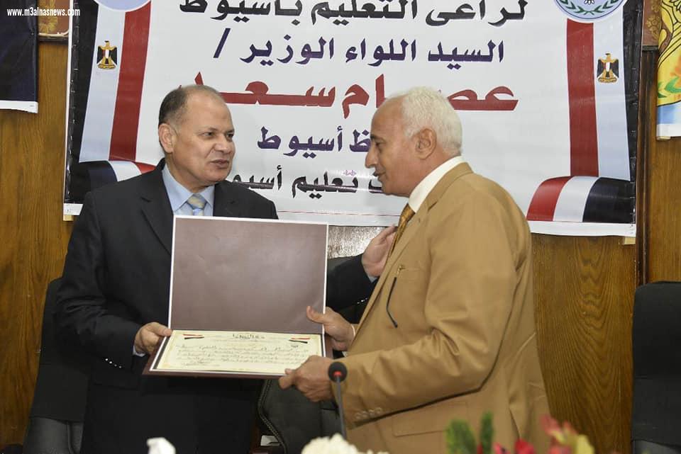 محافظ أسيوط يلتقي قيادات مديرية التربية والتعليم ومديري الإدارات التعليمية لمناقشة الاستعدادات النهائية للعام الدراسي الجديد والتأكيد على أعمال تطعيم جميع العاملين ضد فيروس كورونا قبل بدء الدراسة