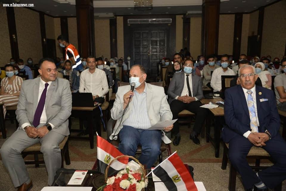 محافظ أسيوط أسيوط يلتقى أكثر من 100 شاب وفتاة في جلسة حوارية بنادي أسيوط الرياضي عن المبادرة الرئاسية 