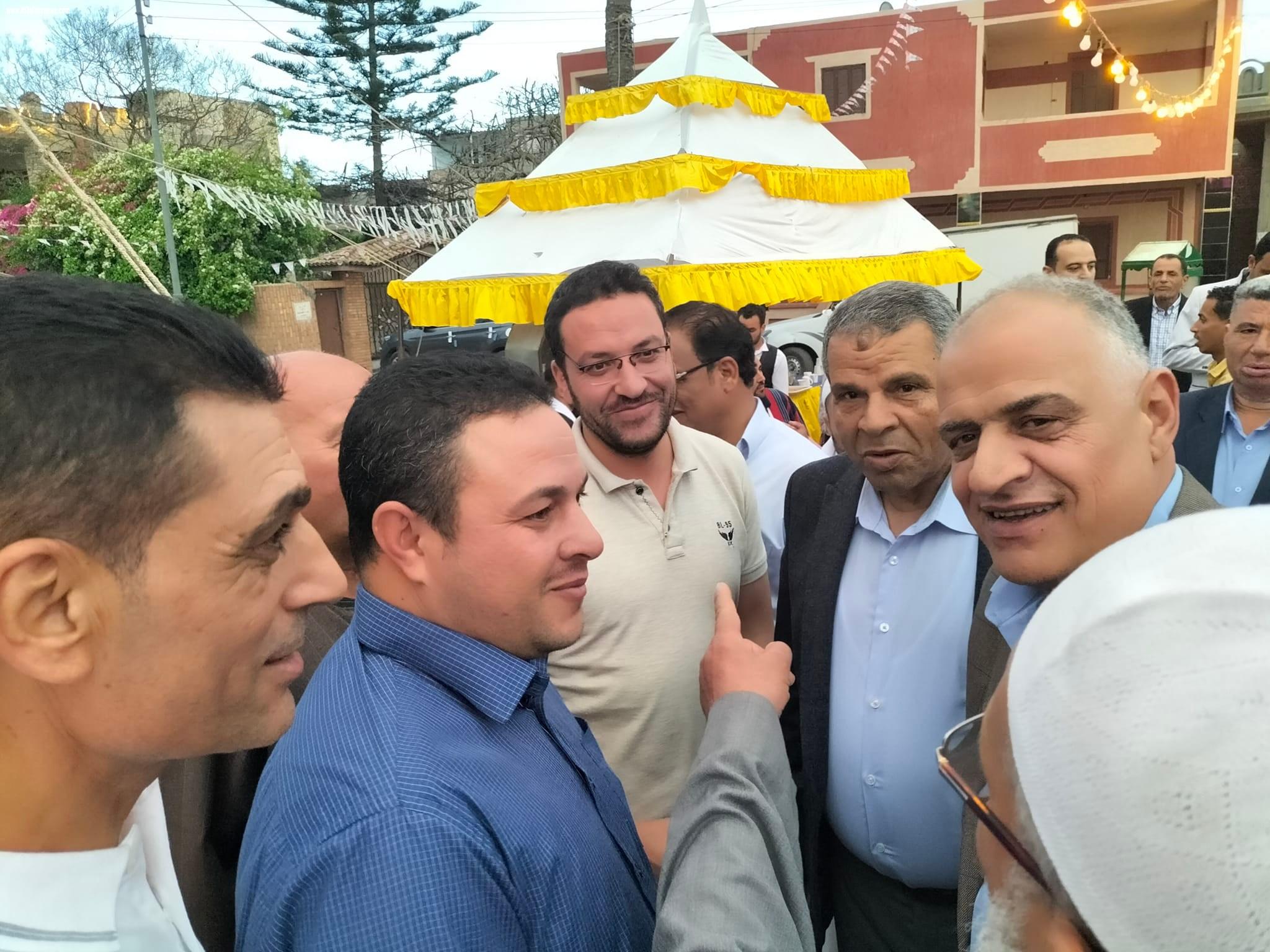 قيادات أمنية وإعلامية ورياضية يشاركون اللواء مسعد أبوسكين مدير أمن قنا زفاف نجله.. صور