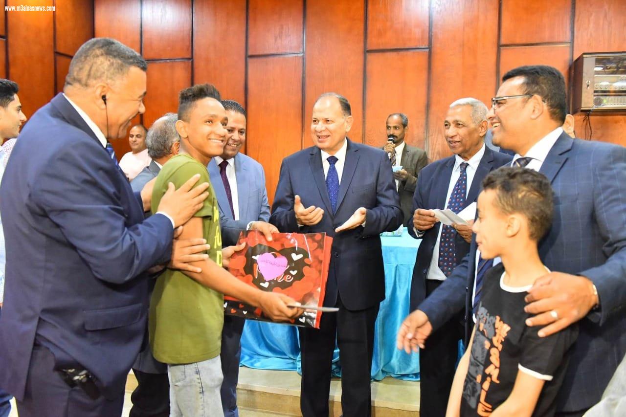 محافظ أسيوط يزور دور الايتام لمشاركة الأطفال فرحتهم بعيد الفطر المبارك ويقدم لهم والهدايا ويفتتح أعمال التطوير التي تمت بدار الحنان للبنين