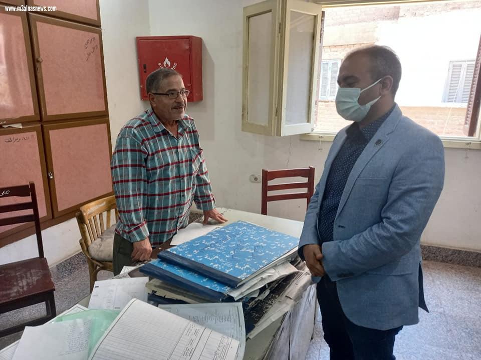 محافظ أسيوط يجتمع برؤساء المراكز والأحياء ويوجه بإسراع الخطي للانتهاء من تطعيم العاملين بالجهاز الإداري
