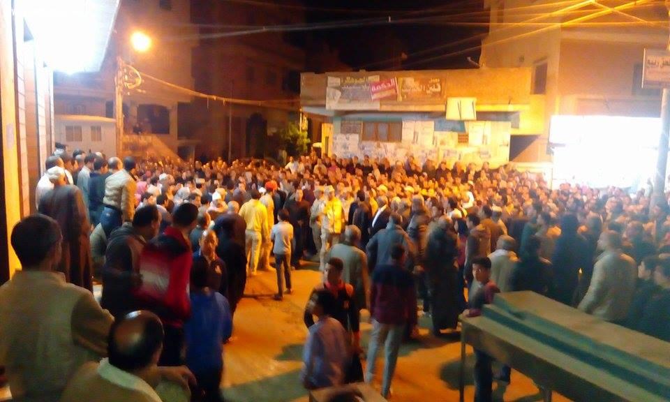 الآلاف بقلين يتقدمهم محافظ كفر الشيخ يشيعون جثمان الرائد أحمد الدشاش وسط هتافات منددة بالإرهاب