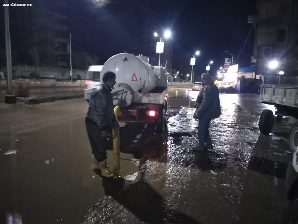 رفع مياه الأمطار بمدن وقرى كفر الشيخ والانتهاء من رفع 2400 طن قمامة ببلطيم ليلا