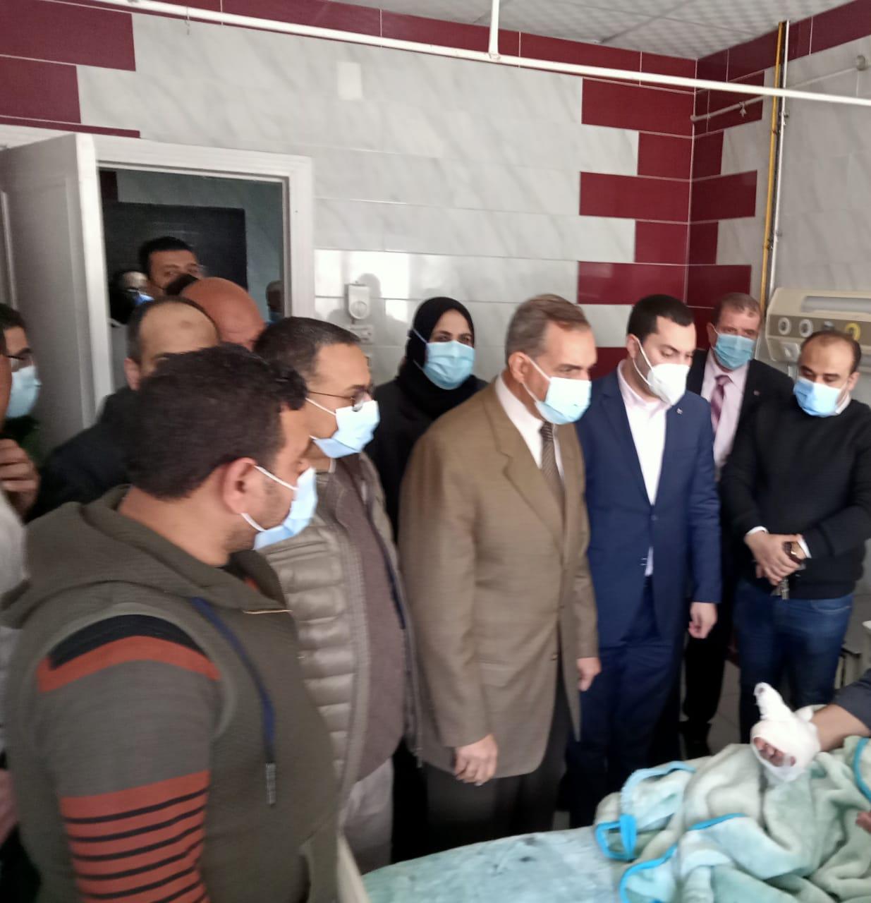 محافظ كفر الشيخ يطمئن على المصابين في حريق بشقة ببرج سكني .. صور