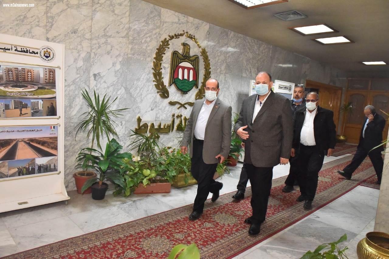 محافظ أسيوط يلتقى رئيس الجهاز المركزي للتعمير لمناقشة الموقف التنفيذي لمشروعات المبادرة الرئاسية حياة كريمة ومرحلتها الجديدة المشروع القومي لتطوير الريف المصري