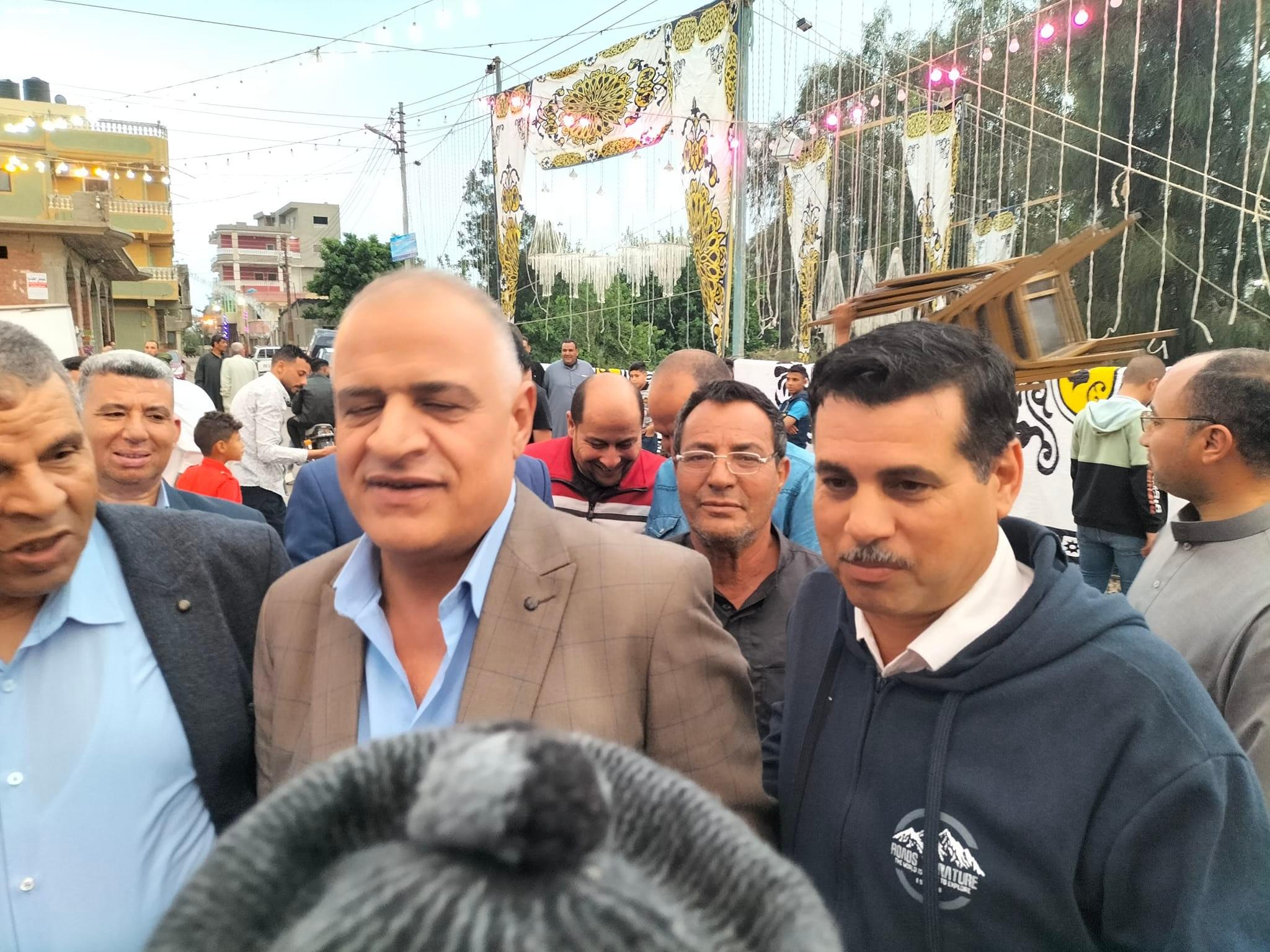 قيادات أمنية وإعلامية ورياضية يشاركون اللواء مسعد أبوسكين مدير أمن قنا زفاف نجله.. صور