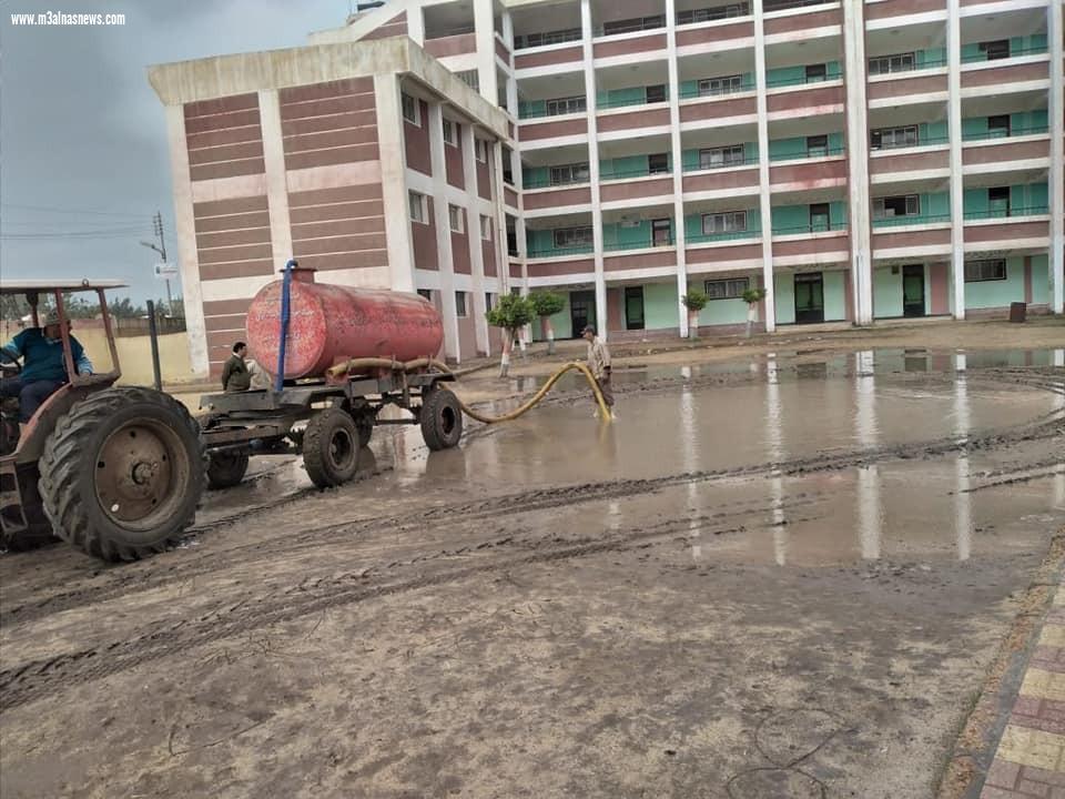 استمرار رفع مياه الأمطار بشوارع مدن وقرى كفر الشيخ