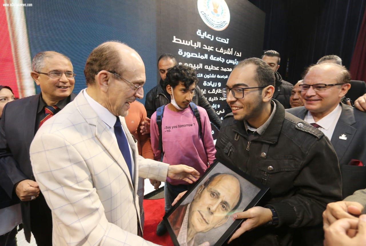 بالصور والفيديو...جامعة المنصورة تكرم النجم محمد صبحي في إحتفالاتها باليوبيل الذهبي