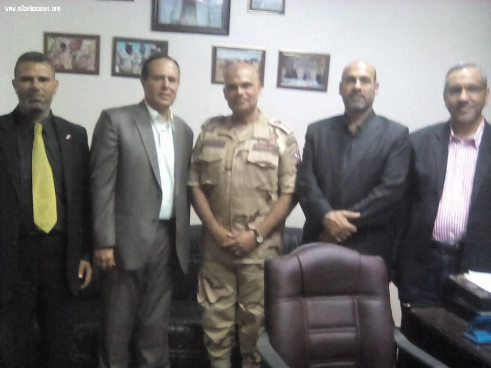 بالصور| مدير إدارة بلطيم التعليمية يكرّم المستشار العسكري بكفر الشيخ