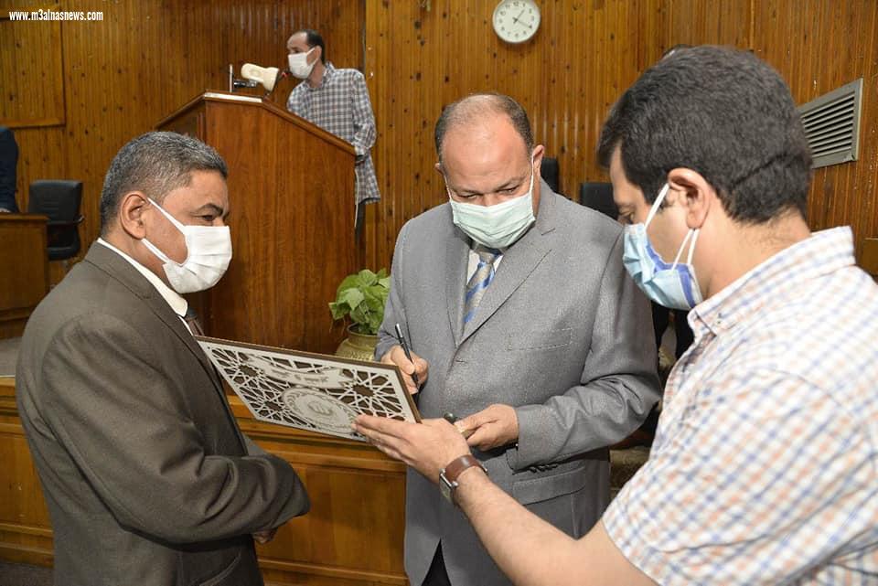 محافظ أسيوط يشيد بقرار رئيس الوزراء بالموافقة على قبول طلبات التصالح في مخالفات البناء في الريف