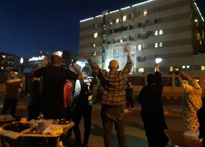 افطار جماعي أمام مستشفى العزل بأسوان تضامنا مع مصابي كورونا