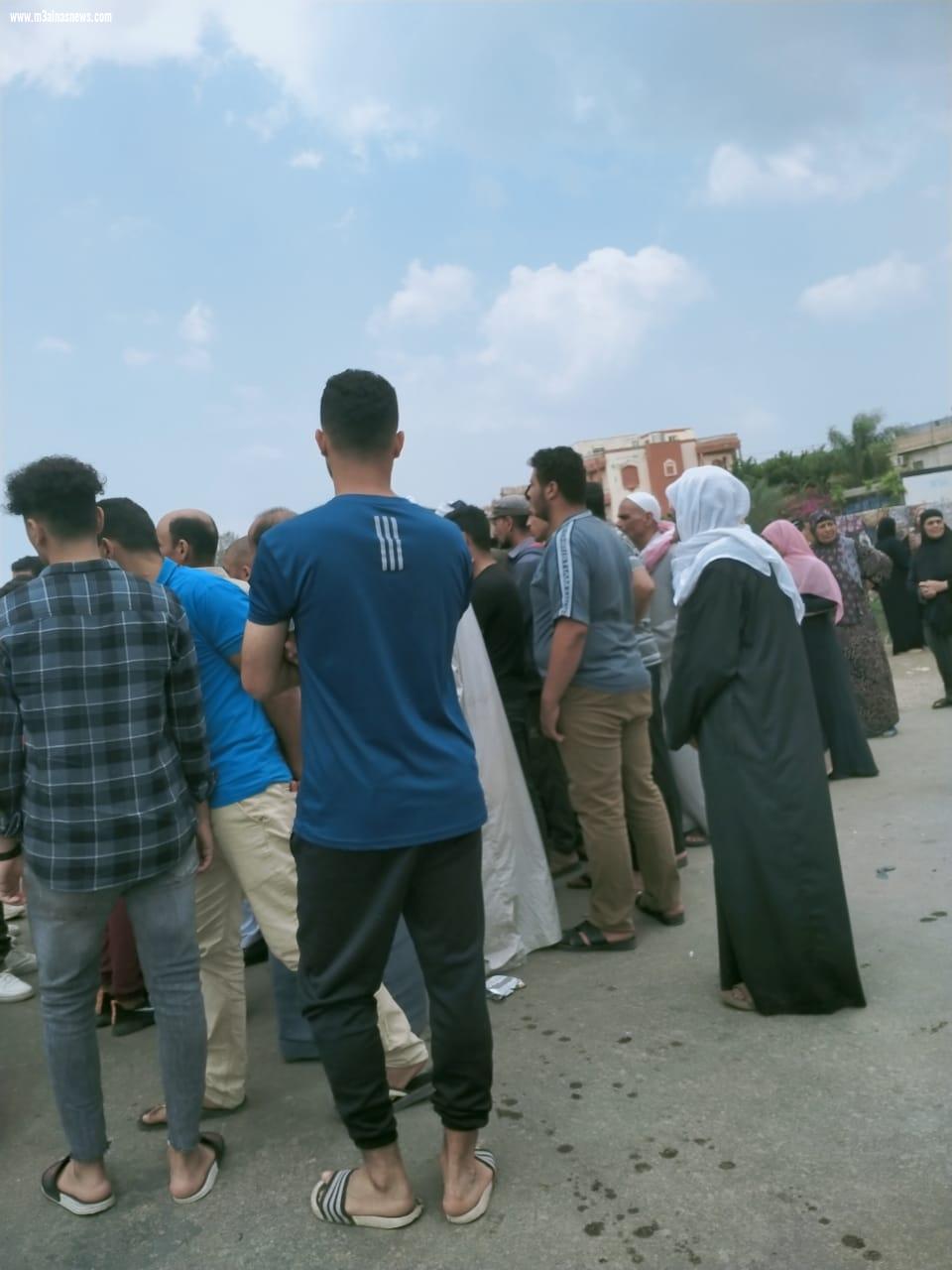 وقفة احتجاجية لاهالى قرية زيدان بكفرالشيخ لتأخر بانتشال جثامين أبنائهم