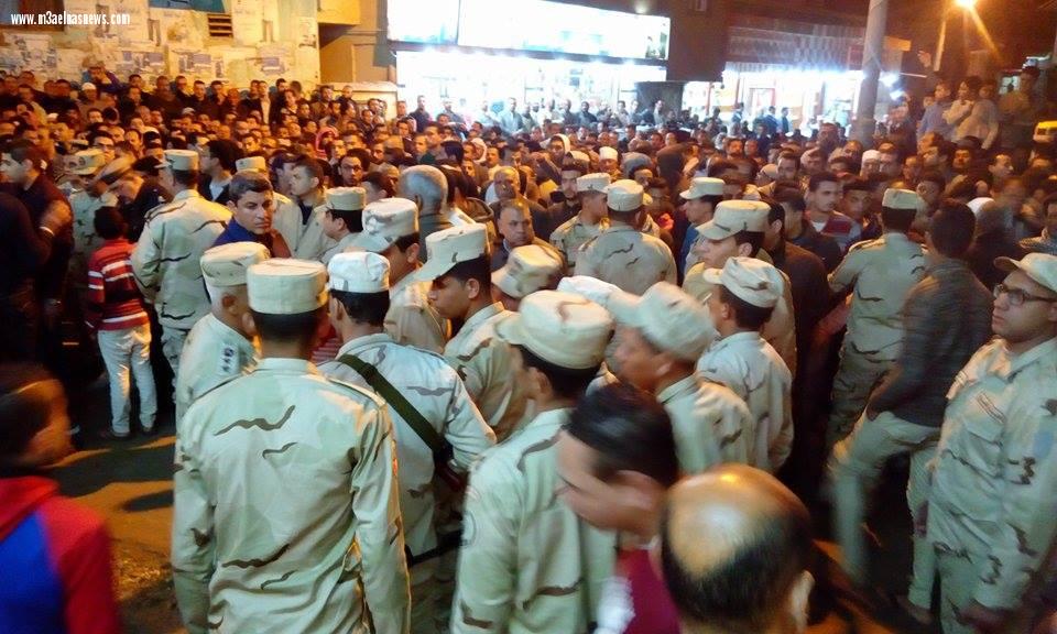الآلاف بقلين يتقدمهم محافظ كفر الشيخ يشيعون جثمان الرائد أحمد الدشاش وسط هتافات منددة بالإرهاب