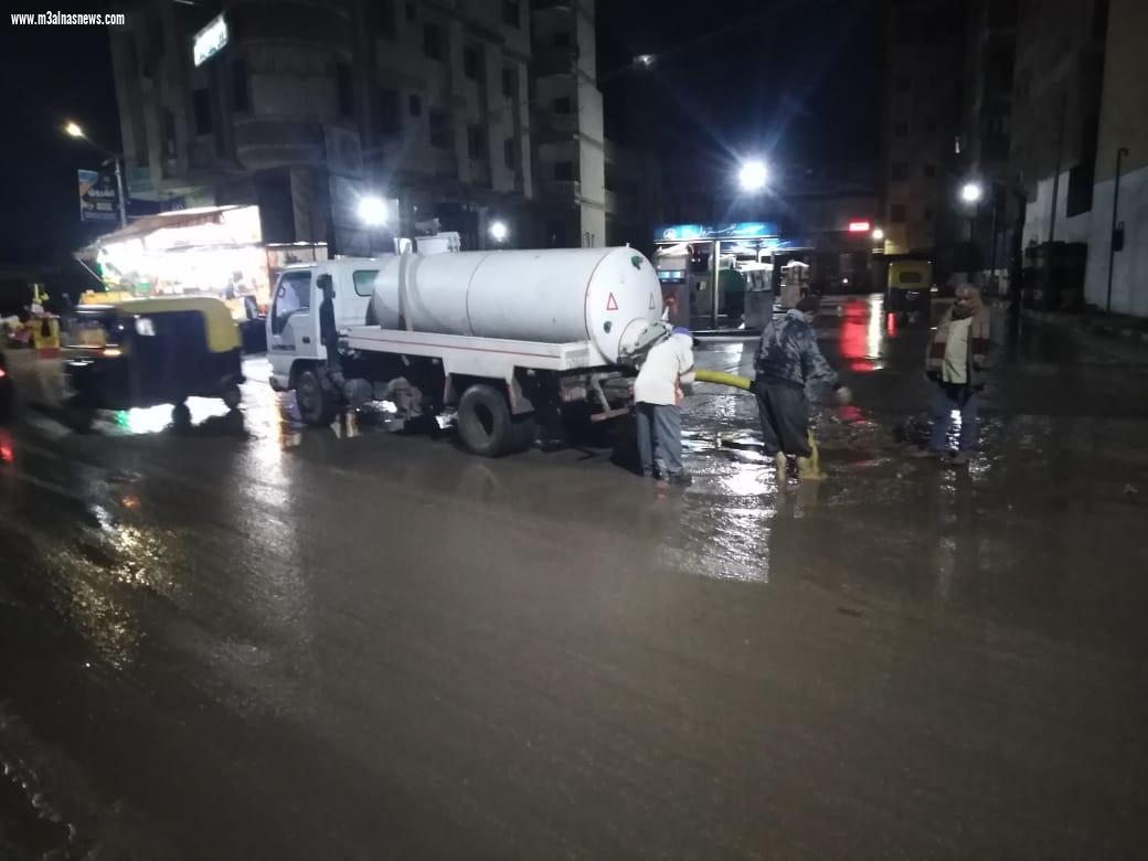 رفع مياه الأمطار بمدن وقرى كفر الشيخ والانتهاء من رفع 2400 طن قمامة ببلطيم ليلا