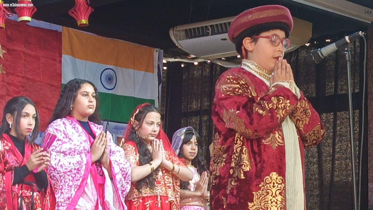 احتفالية عالم واحد علي مسرح طيبة المتكاملة الدولية والمشاركون بالعرض يستخدمون  اللغات العربية والصينية والإنجليزية 