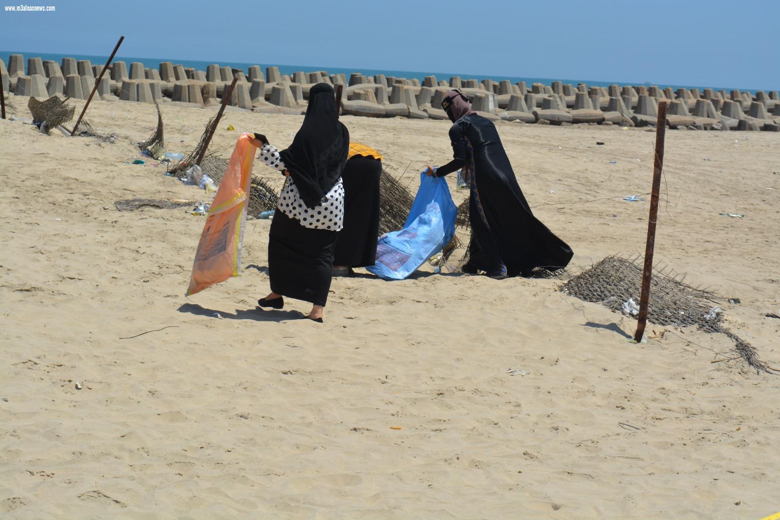 جمعية النهضة للتنمية الزراعية تشارك مصيف بلطيم تنظيف شاطىء الأمل من النفايات