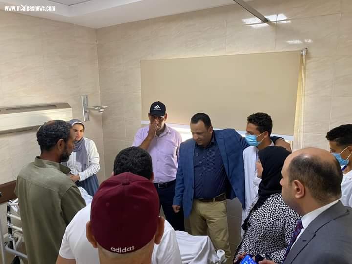 النائب يونس عبدالرازق يطمئن على الطلاب المصابين فى حادث تصادم البرلس بكفر الشيخ