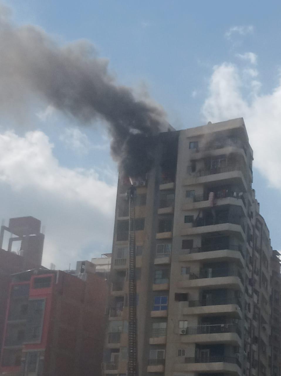 عاجل|| حريق هائل بأحد الأدوار العليا بعمارة بكفرالشيخ.. صور