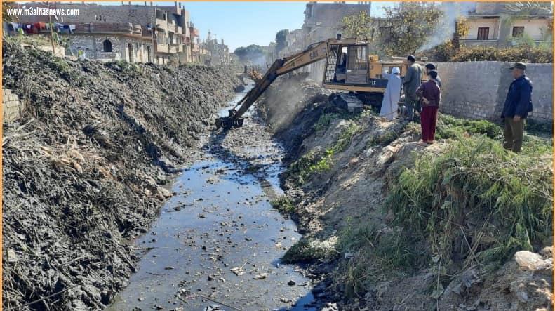 محافظ أسيوط يعلن استمرار أعمال تبطين وتطهير الترع والمجارى المائية خلال فترة السدة الشتوية بقرى ومراكز المحافظة للارتقاء بمنظومة الري