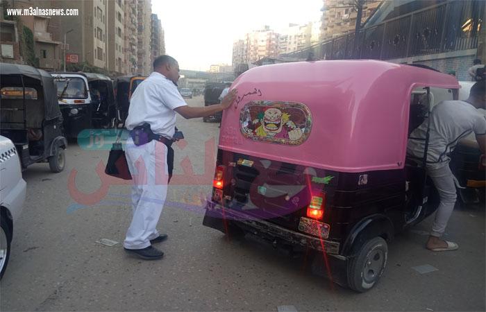 الشرطة تفتح الطريق من تكدس التكاتك أمام محطة مترو عزبة النخل