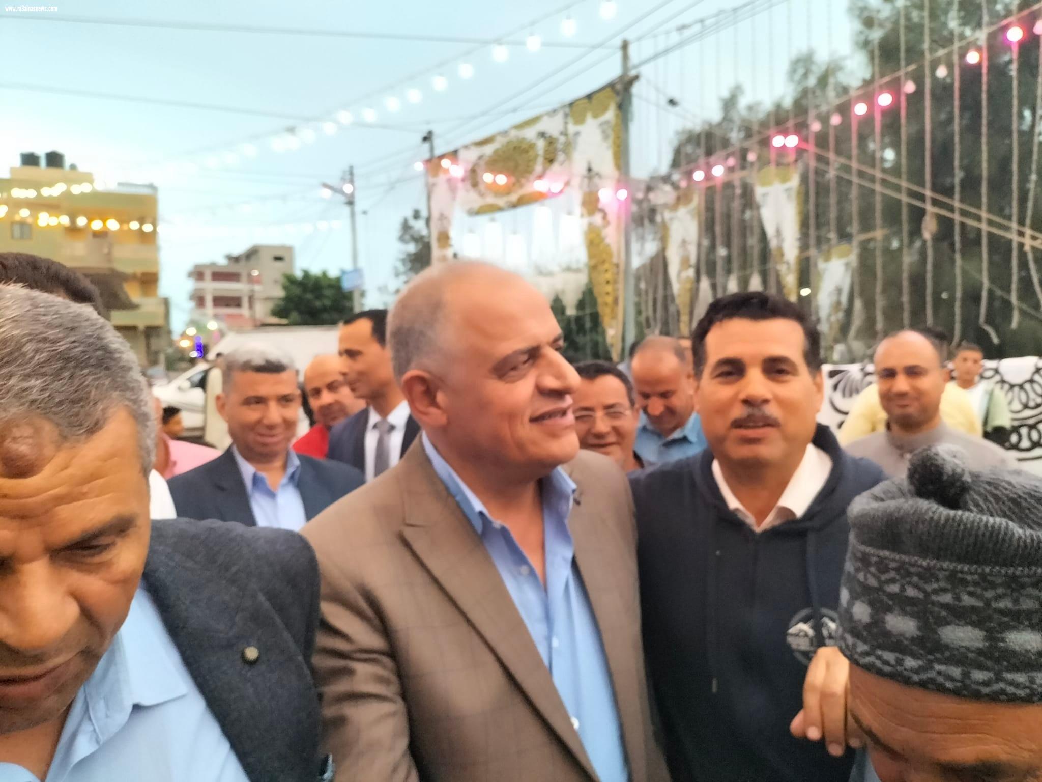 قيادات أمنية وإعلامية ورياضية يشاركون اللواء مسعد أبوسكين مدير أمن قنا زفاف نجله.. صور