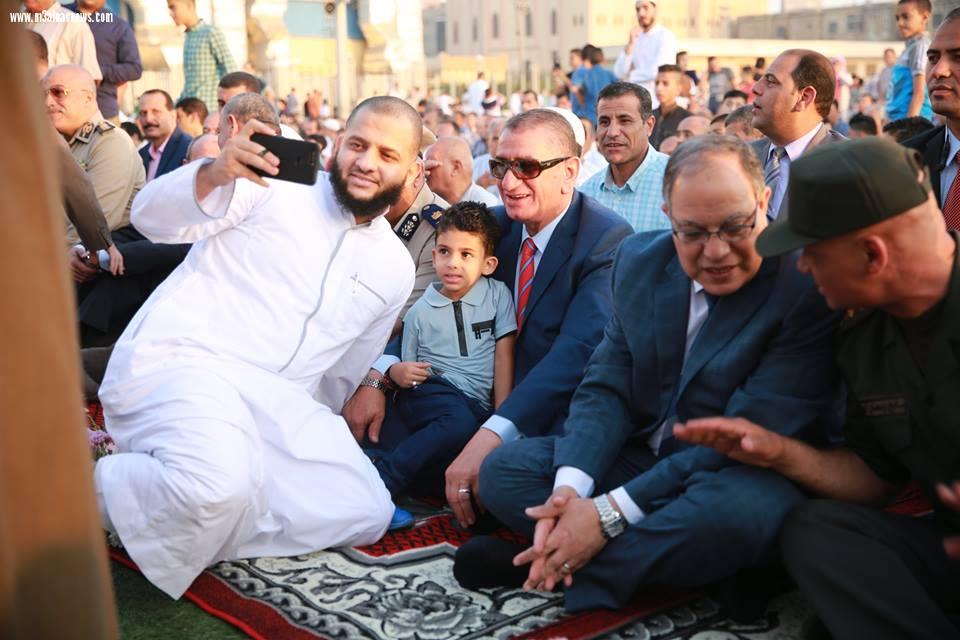 محافظ كفرالشيخ يؤدي صلاة عيد الفطر المبارك بالاستاد الرياضي وسط الآلاف من المصلين.. 