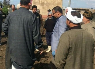 نائب بكفرالشيخ يتجول فى الطين تلبية لدعوة مواطنين