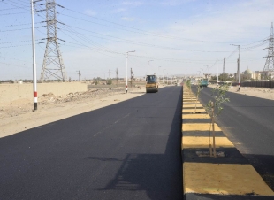 محافظ أسيوط يتفقد أعمال تطوير ورفع كفاءة ورصف طريق 