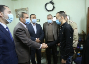 محافظ كفر الشيخ يقدم واجب العزاء لأسرة السواحلي شهيد سيناء 