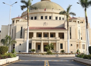 جامعة القاهرة تتيح المقررات الدراسية لطلابها من ذوي الإعاقة البصرية والسمعية للتعلم عن بعد