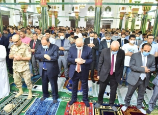 محافظ أسيوط يستقبل المهنئين بعيد الفطر المبارك بمقر ديوان عام المحافظة