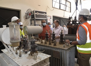 محافظ أسيوط ورئيس شركة مياه الشرب والصرف الصحى يفتتحان مشروع ورشة صيانة المحولات الكهربائية مختلفة الجهد بمحطة الجامعة