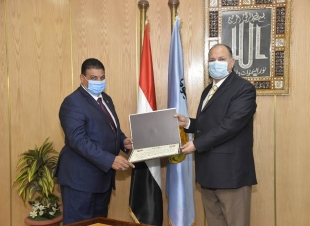محافظ أسيوط يكرم وكيل وزارة التضامن الاجتماعي لتميزه وجهوده خلال فترة عمله بالمحافظة