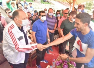 وزير الرياضة ومحافظ أسيوط يشاركان 650 شاب وفتاة في ماراثون للدراجات