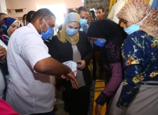وزيرة التضامن ومحافظ الفيوم يتفقدان مصنع إنتاج السجاد بمركز يوسف الصديق