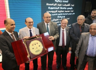 بالصور والفيديو...جامعة المنصورة تكرم النجم محمد صبحي في إحتفالاتها باليوبيل الذهبي